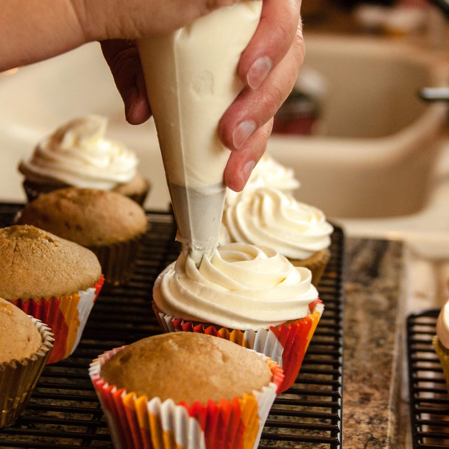 Tamodan Piping Bags 100PCS & 16 Inches Tipless Piping Bags, Extra Thick Pastry Bags Disposable, Non-Slip Icing Piping Bags Disposable Design, Cake Decoration.