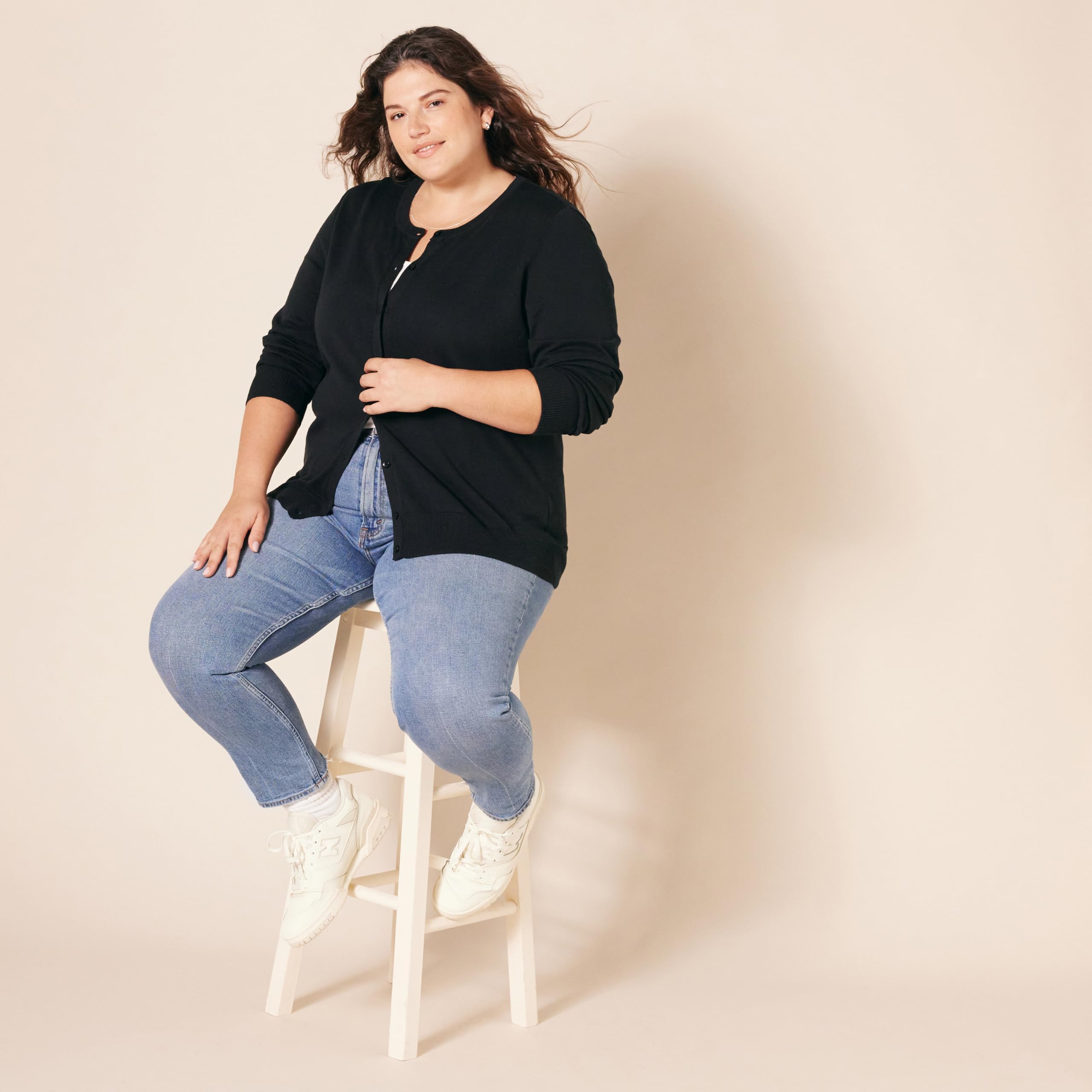 Amazon Essentials Women's Lightweight Crewneck Cardigan Sweater (Available in Plus Size), Black, Large