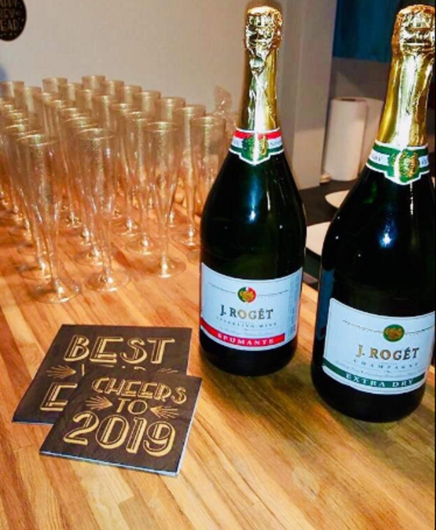 30 Disposable Champagne Flutes - 4.5 oz Gold Glitter Plastic Cups for Parties - Elegant Toasting Glasses - Perfect for Weddings, Engagements, Mimosa Bars, Thanksgiving, Christmas, New Year’s Eve