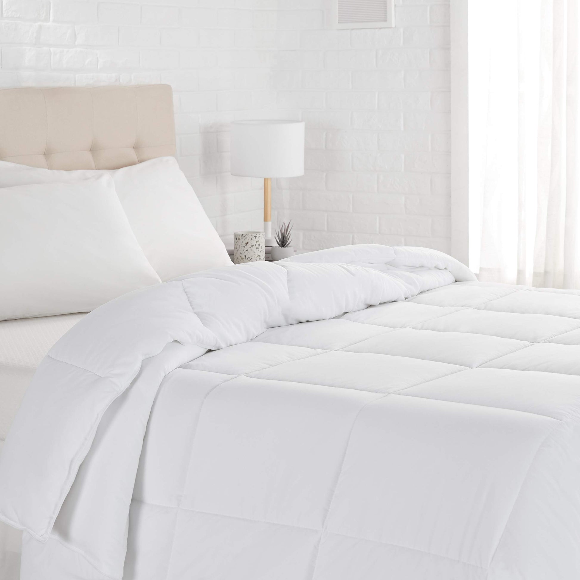 Amazon Basics White Down Alternative Comforter and Duvet Insert with Corner Tabs (Full/Queen, Light)