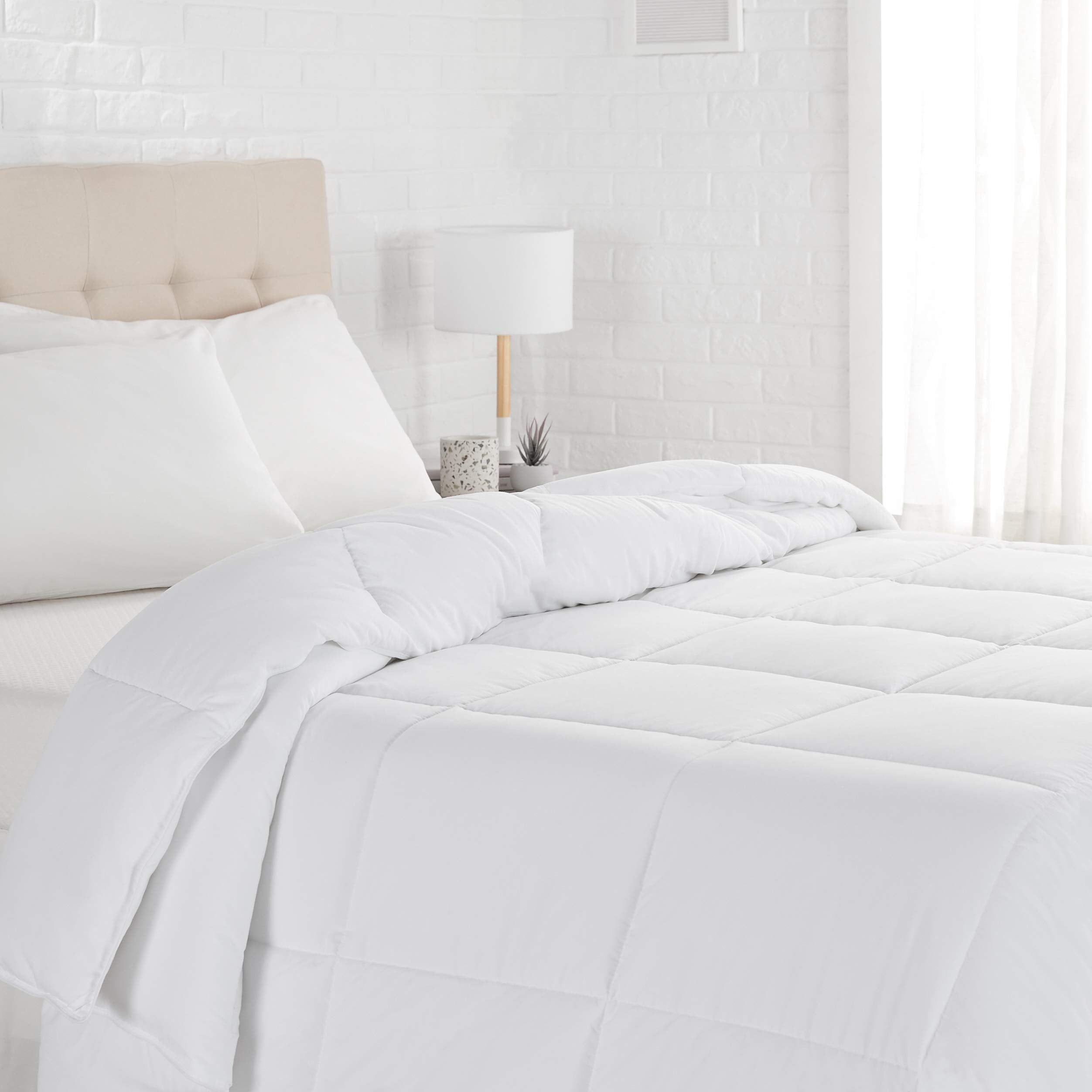 Amazon Basics White Down Alternative Comforter and Duvet Insert with Corner Tabs (Full/Queen, Light)