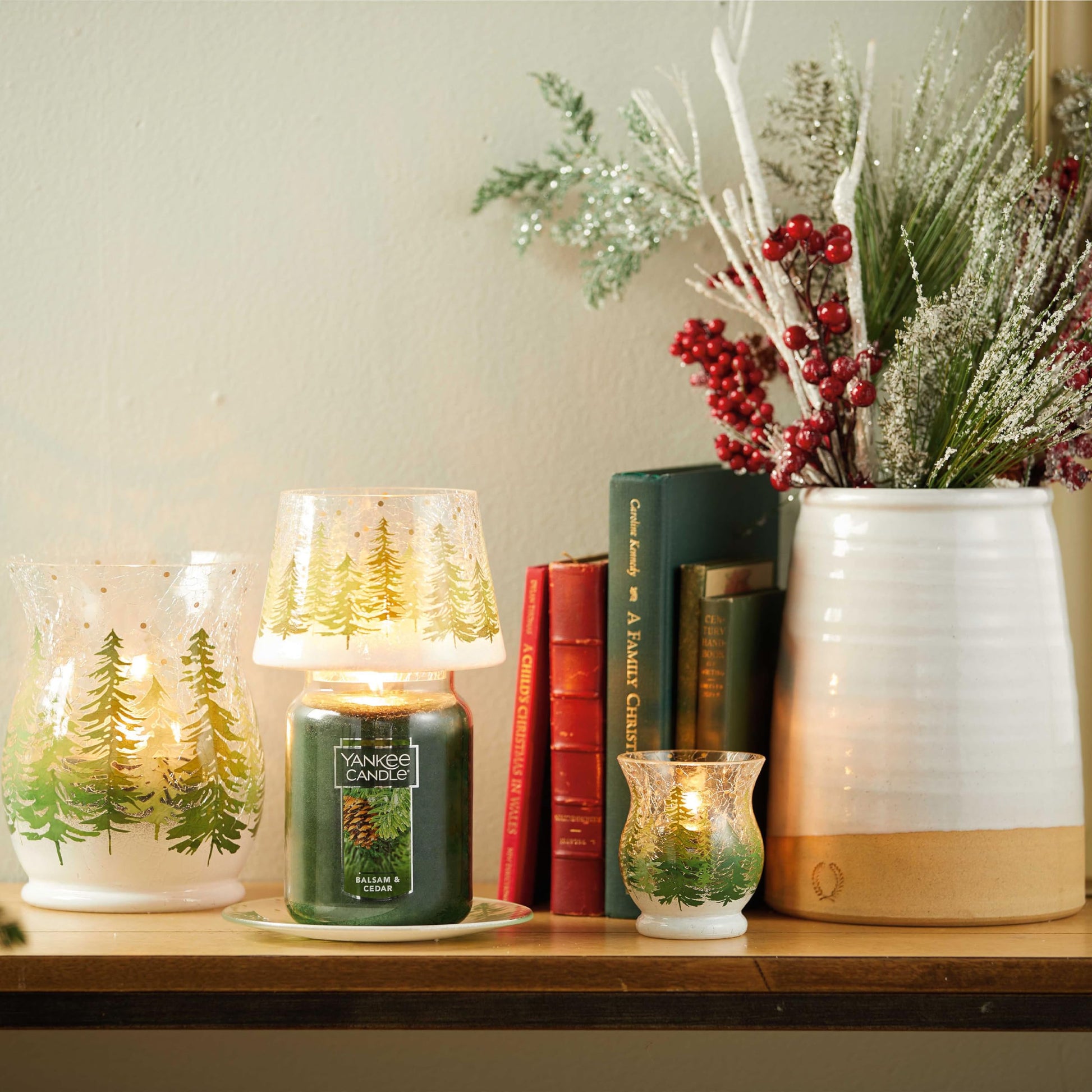 Yankee Candle Balsam & Cedar Scented, Classic 22oz Large Jar Single Wick Candle, Over 110 Hours of Burn Time, Ideal Holiday Gift