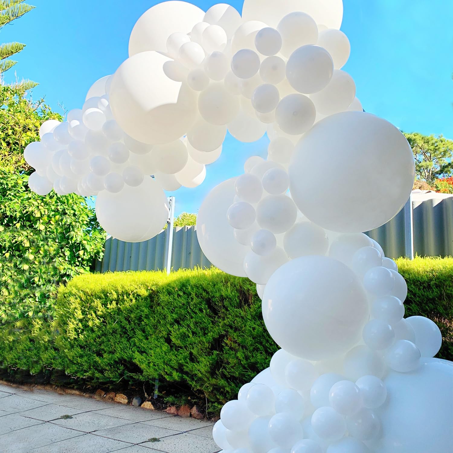135pcs White Balloons Different Sizes 18" 12" 10" 5" White Latex Balloon Garland Arch Kit for Boys Girls Birthday Baby Shower Wedding Anniversary Graduation Party Decorations