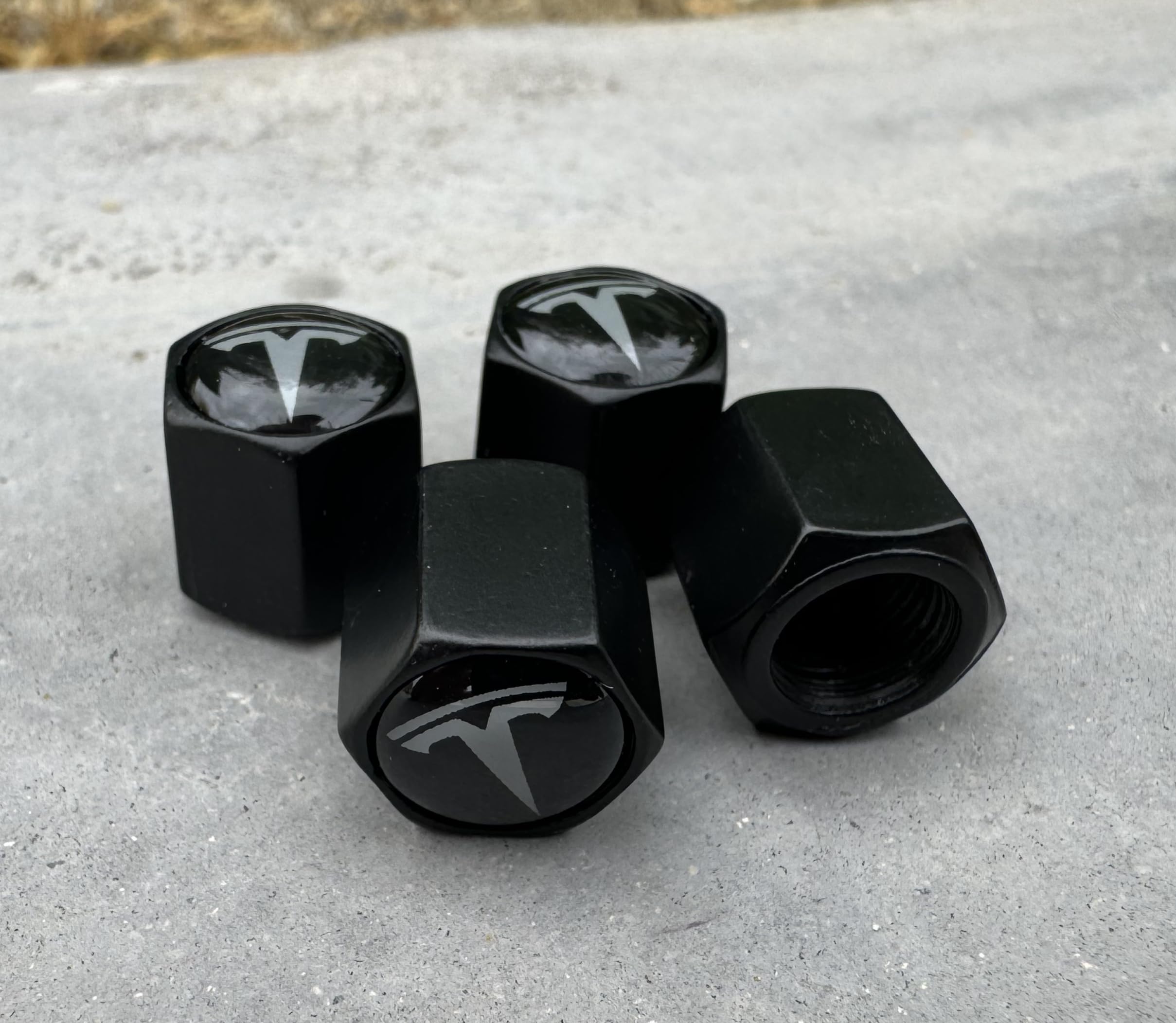 أغطية صمام إطار السيارة من TACTILIAN لسيارات تسلا موديل 3، S، X، Y (عبوة من 4) أغطية صمام إطار من الألومنيوم مانعة للتسرب مع حلقات مطاطية متوافقة مع ملحقات تسلا موديل Y 2023