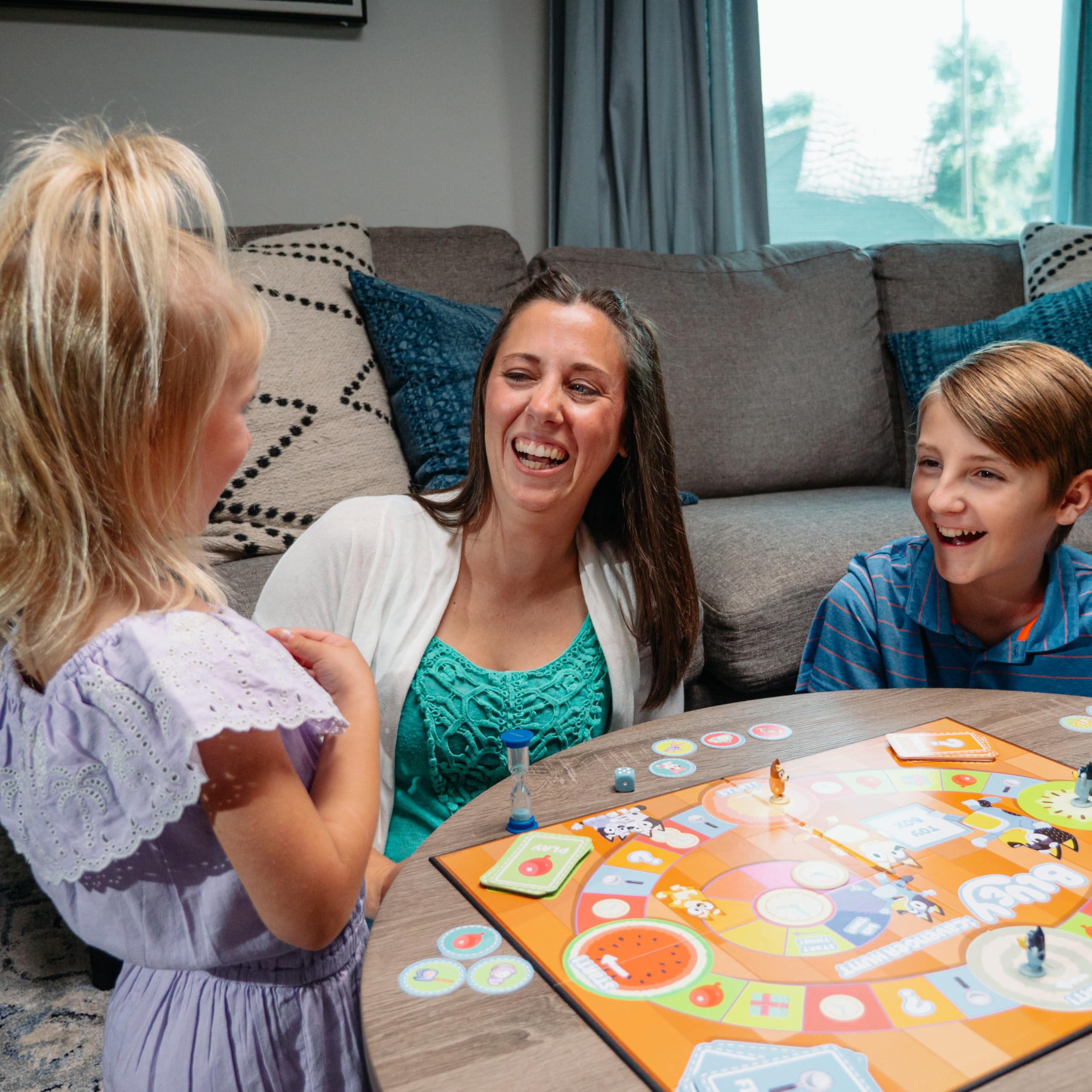 Bluey Scavenger Hunt Board Game, Cooperative Play with 4 Exclusive Mini-Figures, Learning Toys for 5+ Year Old, Fun Toy Token Collecting Game