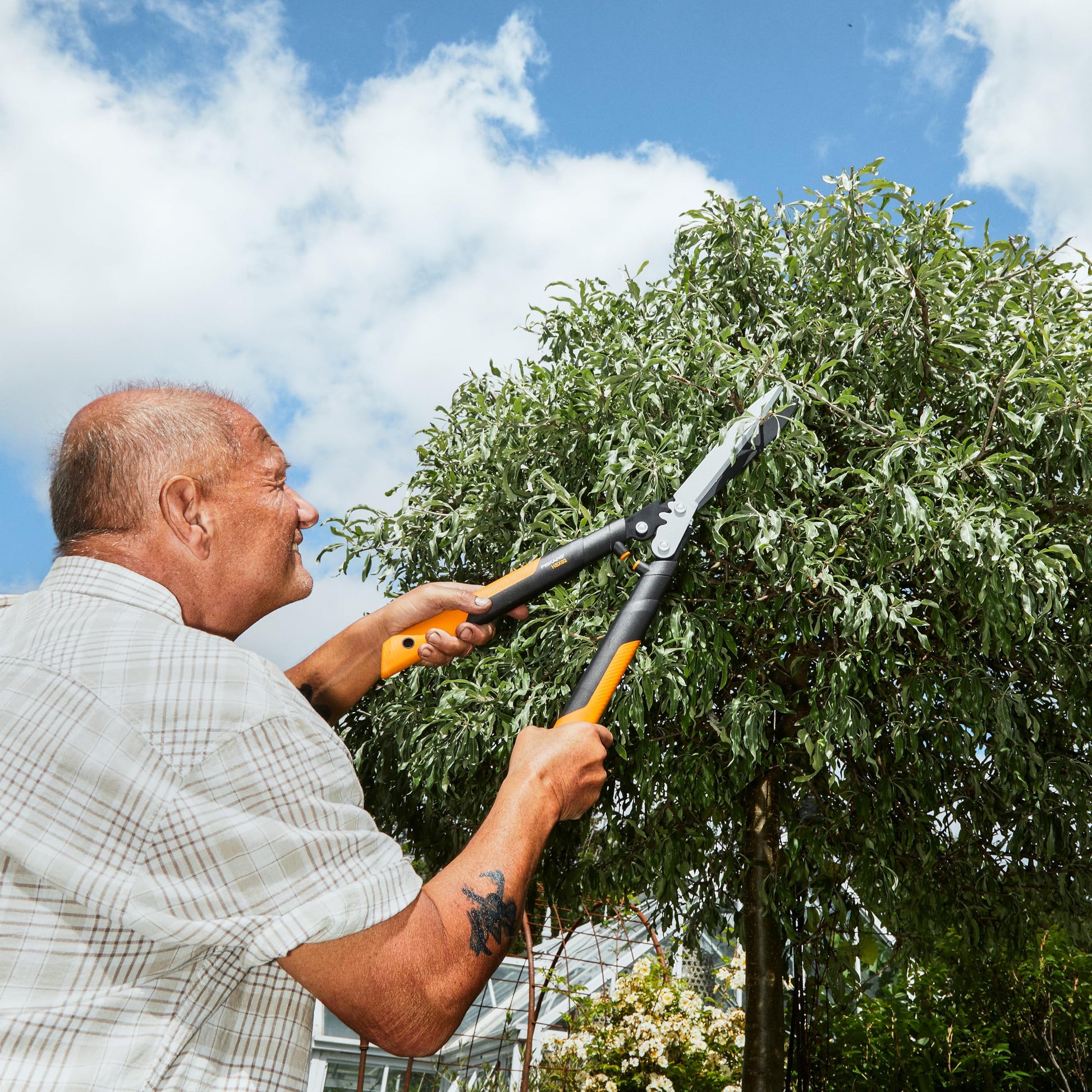 Fiskars 23" Hedge Shears, Hedge Clippers with PowerGear2 Technology that Multiplies Power for Less Effort, Garden Shears with SoftGrip Handles and Shock-Absorbing Bumpers